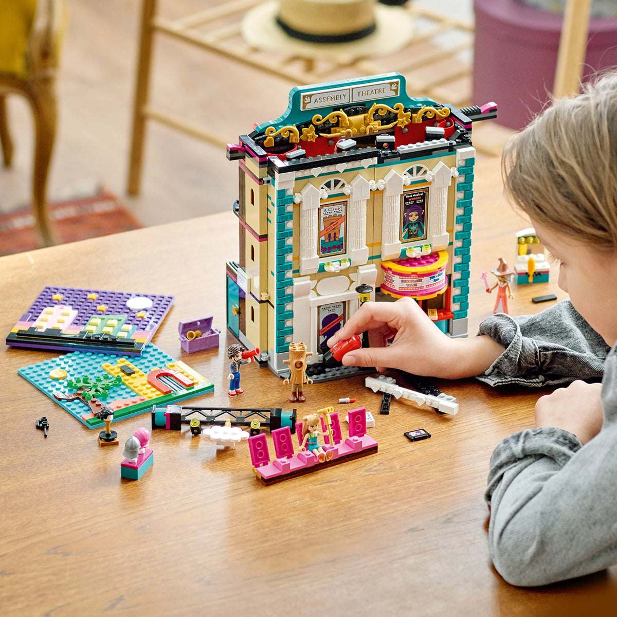 Theater School Playset with 4 Mini-Dolls H807