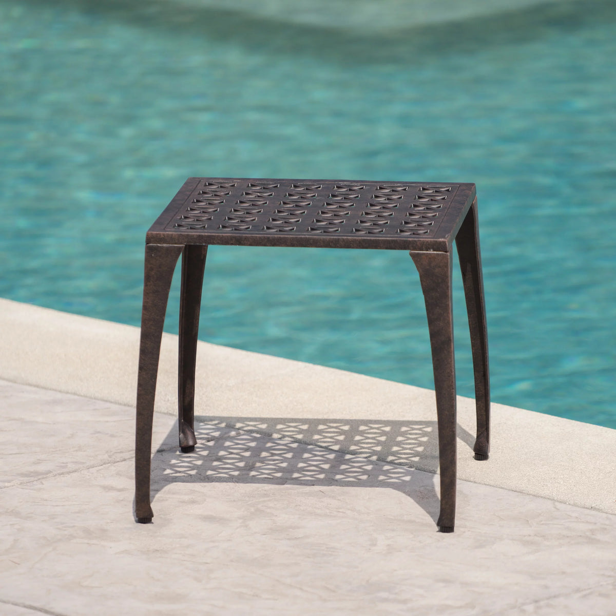 18 Cast Aluminum Side Table Q9600
