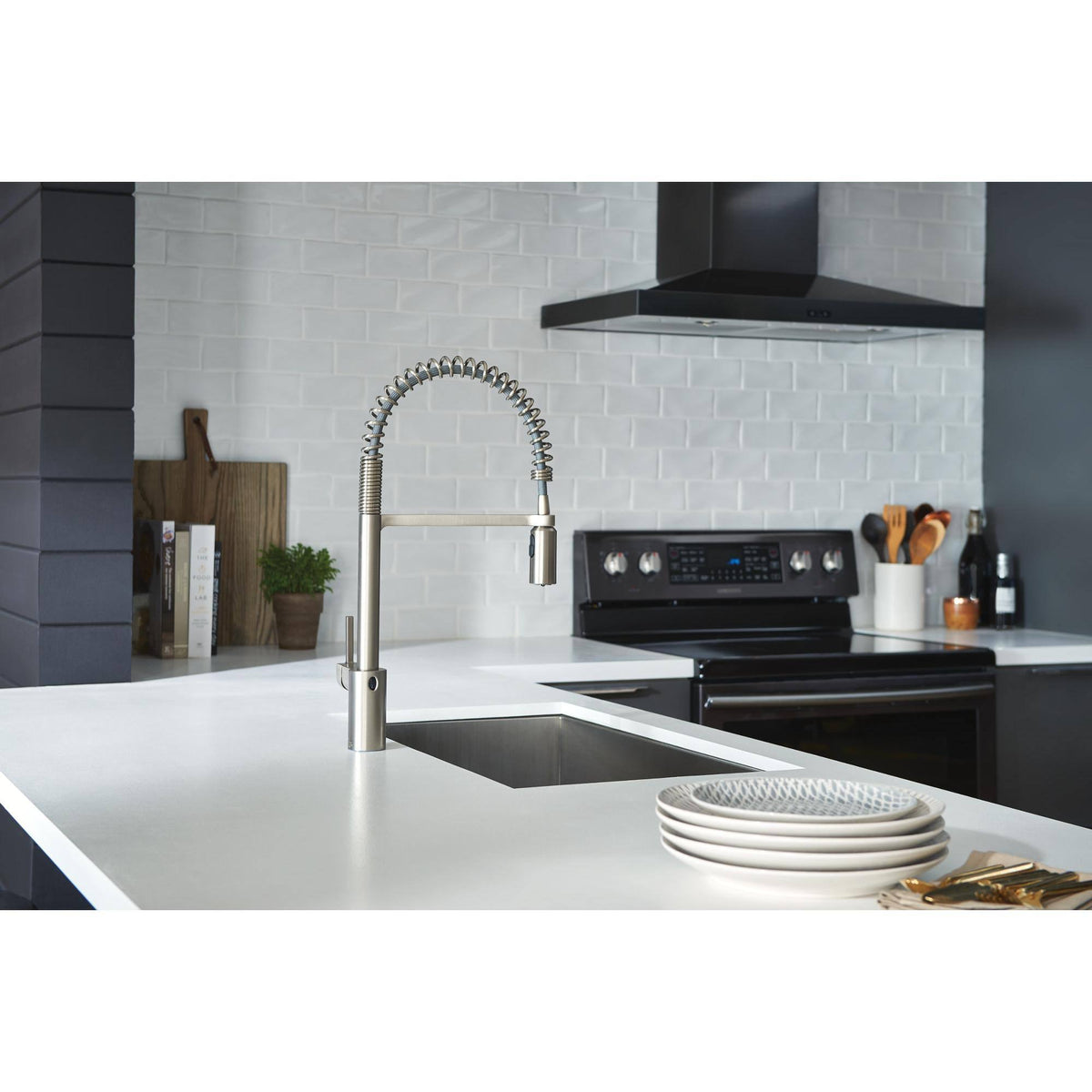 Matte Black One-Handle Pulldown Kitchen Faucet B899