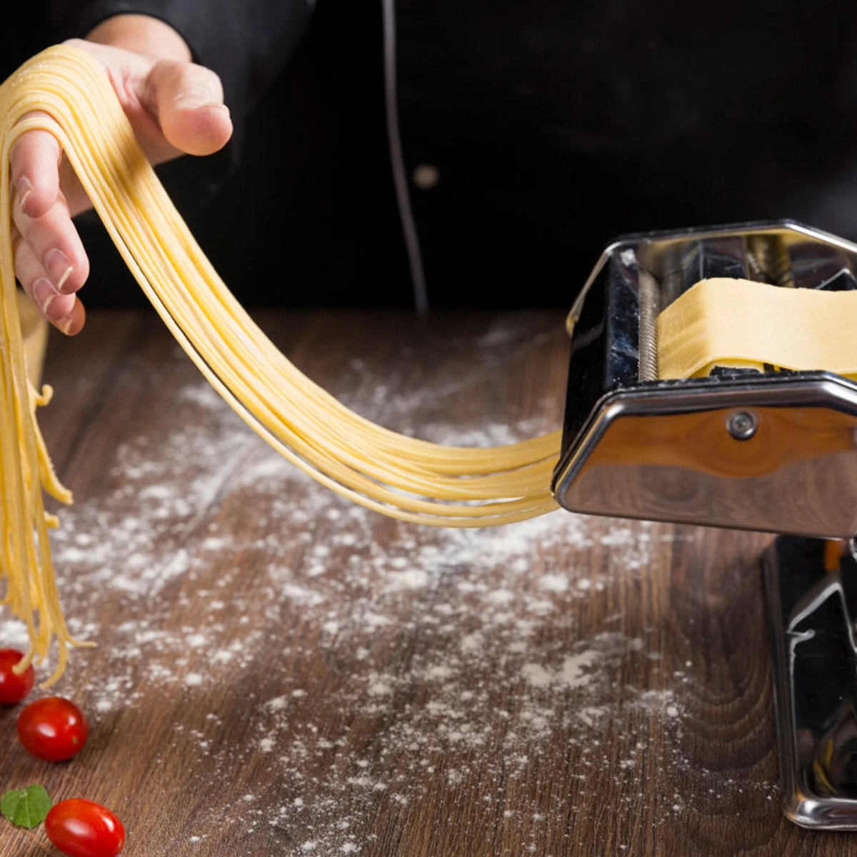 Silver Pasta Maker with 6 Thickness Settings and Rollers Cutter V503571